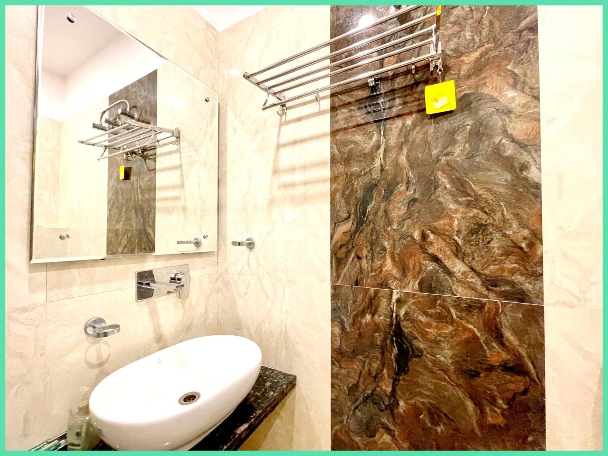 Hotel Nandini Palace ! ! ! Fully-air-conditioned-hotel Family-friendly-hotel, Near-kashi-vishwanath-temple And Ganga Ghat 4*