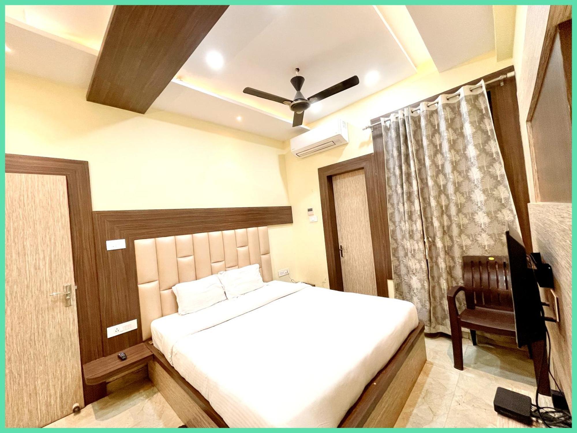 Nandini Palace ! ! ! Fully-air-conditioned-hotel Family-friendly-hotel, Near-kashi-vishwanath-temple And Ganga Ghat Hotel