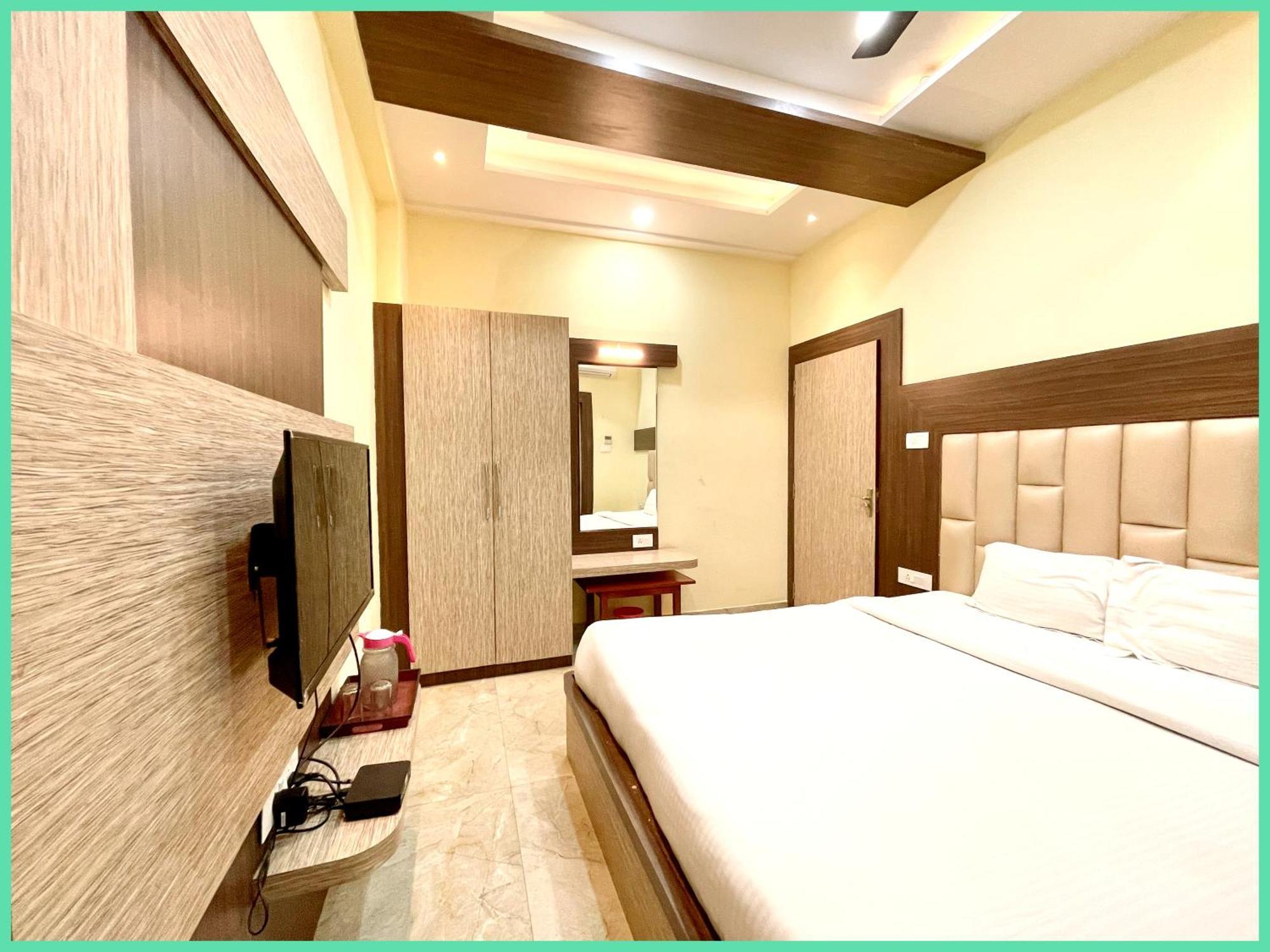 Hotel Nandini Palace ! ! ! Fully-air-conditioned-hotel Family-friendly-hotel, Near-kashi-vishwanath-temple And Ganga Ghat 4*
