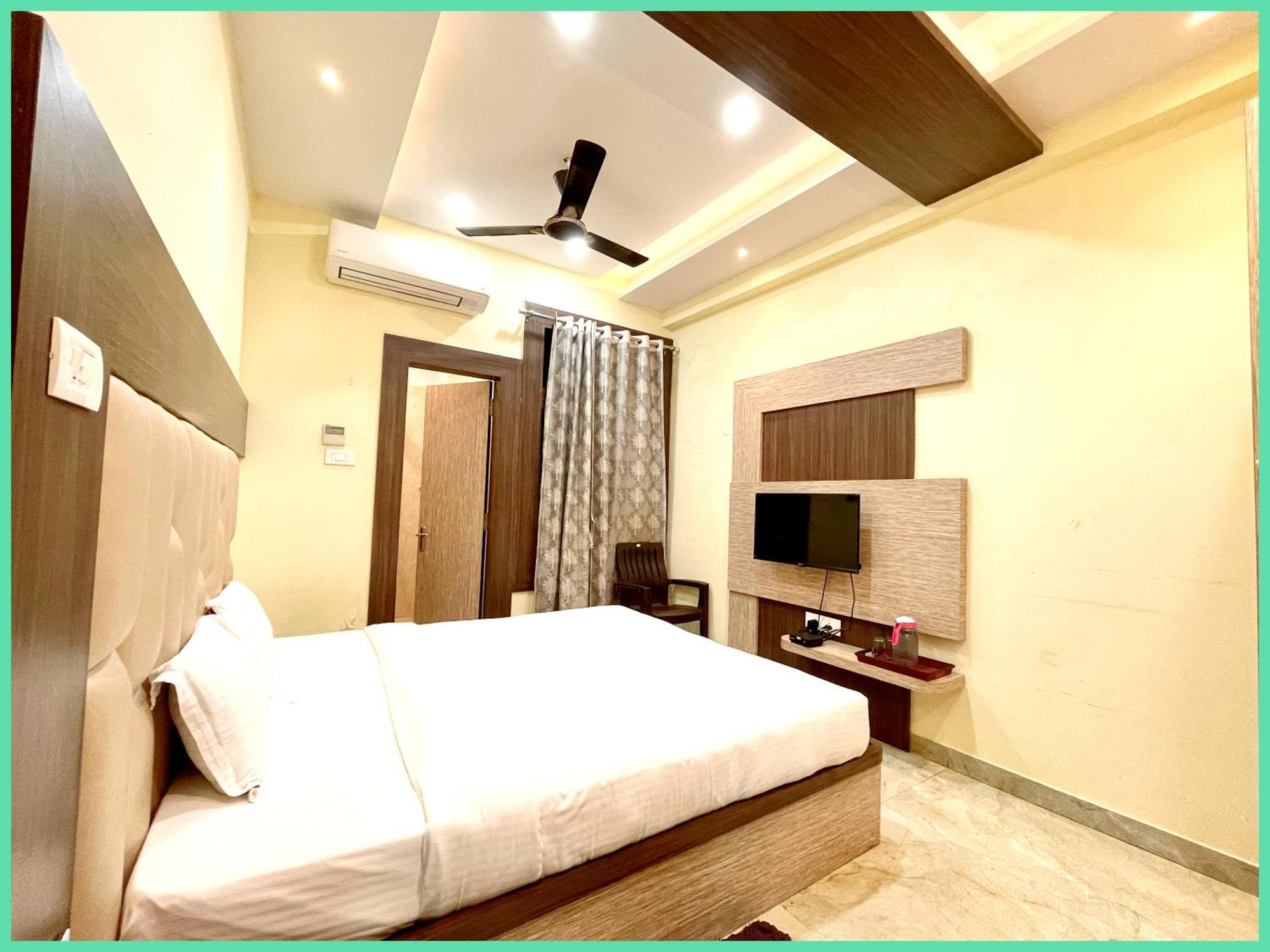 Nandini Palace ! ! ! Fully-air-conditioned-hotel Family-friendly-hotel, Near-kashi-vishwanath-temple And Ganga Ghat 4* Varanasi